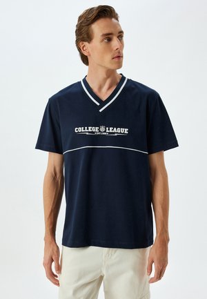 Marineblå t-shirt med v-hals og hvidt læg, med teksten "COLLEGE LEAGUE EST. 1988" trykt i midten. Korte ærmer og blødt bomuldsstof.