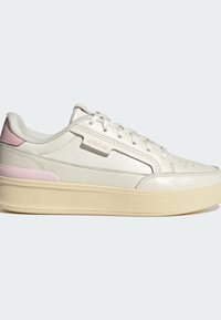 Weiße Leder-Sneaker mit pinkem Akzent an der Ferse und an der Seitenpartie. Runde Zehenpartie, flache Schnürsenkel und eine beige Gummisohle.