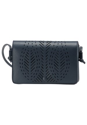 Prostokątna, ciemnoniebieska torba na ramię z geometrycznymi wzorami wykonanymi techniką laserową oraz okrągłym zapięciem na guzik, wyposażona w regulowany pasek po boku.