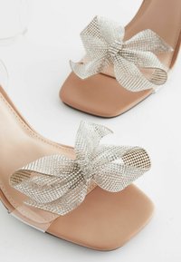 Next FOREVER COMFORT VINYL JEWEL BOW - REGULAR FIT - Sandaalid - clear