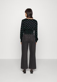 Vero Moda Petite VMESSI CROPPED - Blusa - black/catya