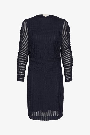 Tengerész kék kötött ruha hosszú, texturált ujjakkal. Összegyűrt derék és bordázott minta jellemzi. Puha, rugalmas anyag. Kerek nyakú.
