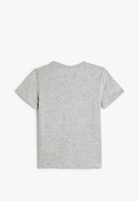 Kortærmet grå t-shirt lavet af blød bomuld. Har en klassisk rund halsudskæring og en glat, let struktureret overflade. Ingen mønstre eller udsmykninger.
