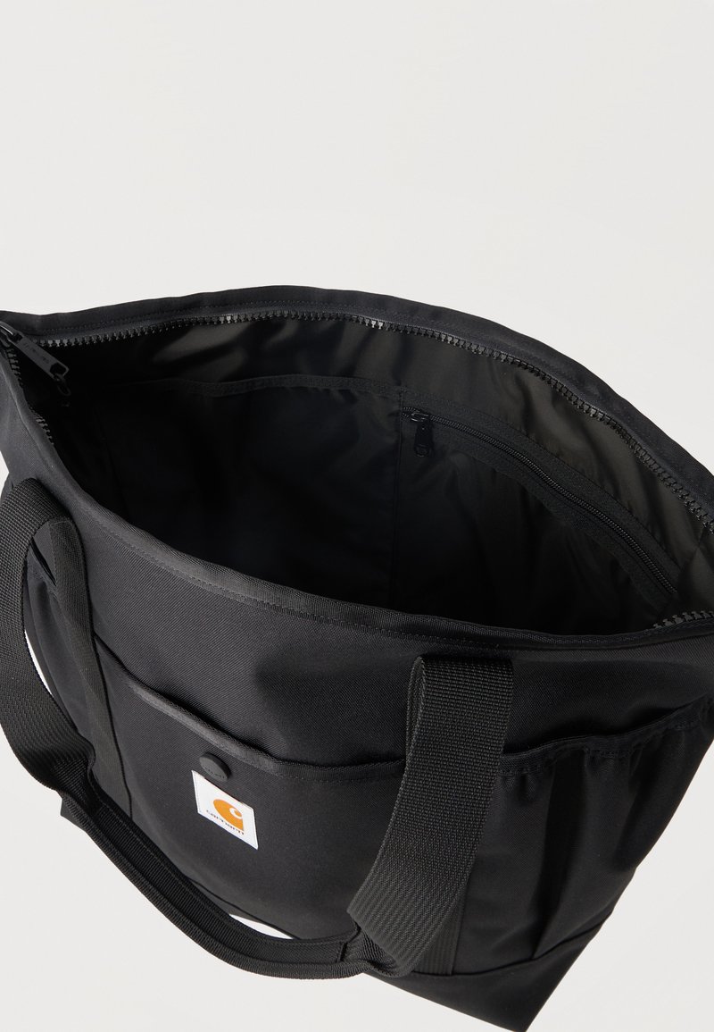 Zwarte totebag met dubbele hengsels, buitenvak met drukknoop, binnenvak met rits en Carhartt-logo op het voorvak.