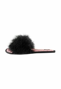 Sort pelsklap-sandal har en blød sort pompom på overdelen, med en pink revnet læderlignende fodseng og sort sål.
