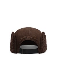 Barna kordbársony sapka bolyhos fülvédőkkel, állítható pánttal és "ATHLETIC DEPARTMENT" hímzéssel a hátsó részén. Texturált anyag és meleg dizájn.