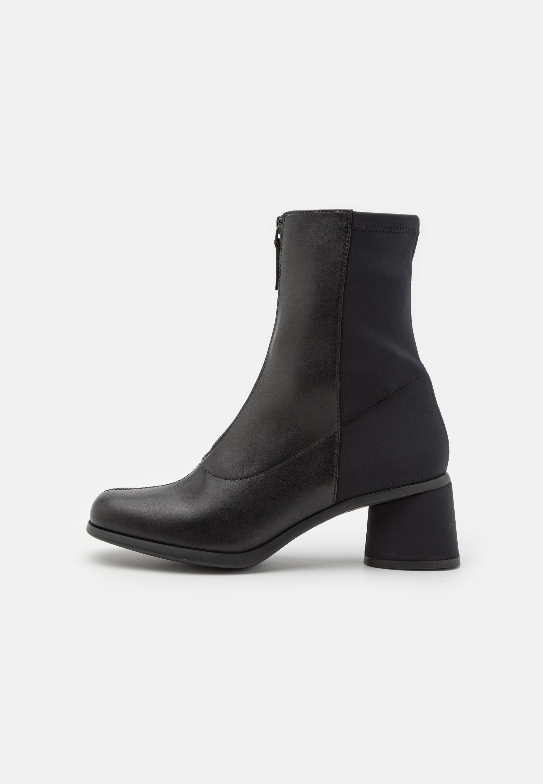 Camper Kiara K400749, Stivaletti Alla Caviglia Per Donna, Colore Nero. Modello Zip Bootie.