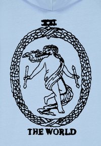 Felpa con cappuccio azzurra chiara con un design ricamato nero che raffigura una figura all'interno di un bordo circolare decorato, con il testo "IL MONDO" sottostante.