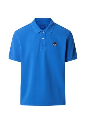 Polo blu a maniche corte con due bottoni bianchi e una piccola patch logo rotonda in bianco e nero sul petto sinistro.