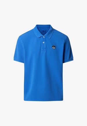 Polo blu a maniche corte con due bottoni bianchi e una piccola patch logo rotonda in bianco e nero sul petto sinistro.