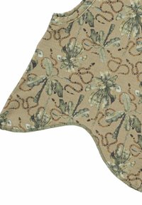 Top de tirantes floral con fondo beige, hojas verdes y acentos marrones, con dobladillo curvado y tejido suave y texturizado.