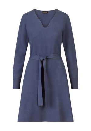 Abito in maglia blu scuro con scollo a V, maniche lunghe e cintura annodata in vita. Forma a A con polsini a costine e texture liscia.