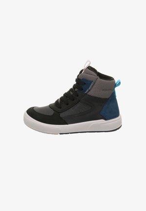 Schwarzer und grauer High-Top-Sneaker mit blauen Akzenten, strukturiertem Leder und Mesh-Materialien, kontrastierender weißer Sohle und auffälligen Schnürsenkeln.