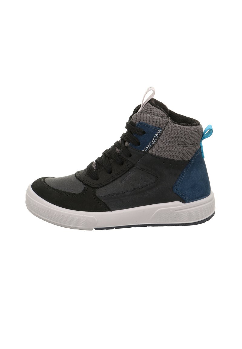 Czarno-szare wysokie trampki z niebieskim akcentem, wykonane z teksturowanej skóry i siateczkowych materiałów, z kontrastującą białą podeszwą i wyrazistymi sznurowadłami.