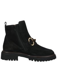 Botas de tornozelo em camurça pretas com um fecho lateral, fivela decorativa dourada, sola robusta e detalhes cosidos no painel frontal.