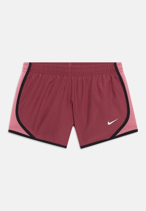 Bordowe i różowe sportowe spodenki Nike z czarną lamówką i białym logo Nike swoosh na białym tle.