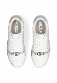 Baskets blanches avec accents argentés en relief, bout brillant et détail de logo métallique sur la languette. Présentent un motif texturé sur les côtés.