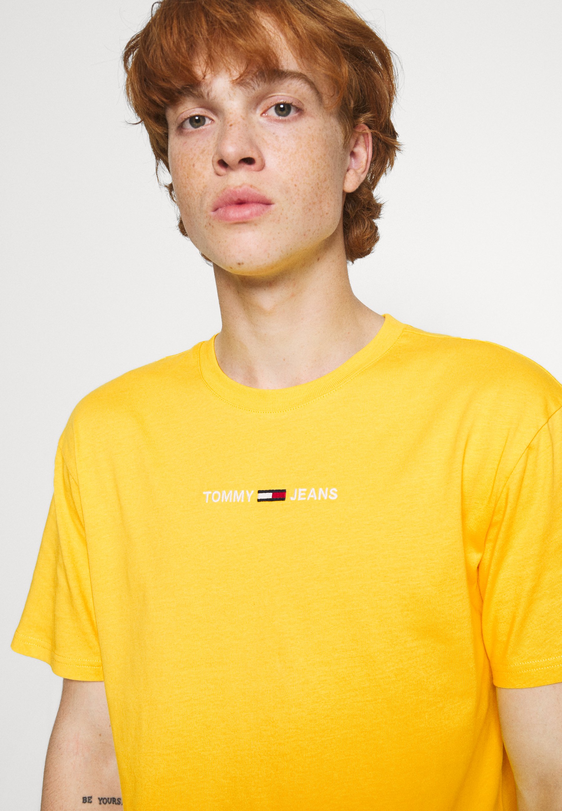 Tommy Jeans TJM TOMMY BADGE TEE Pollen