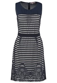 Robe bleu marine sans manches avec des rayures blanches horizontales et des détails en dentelle à l'ourlet, avec un col rond et une fermeture éclair au dos.