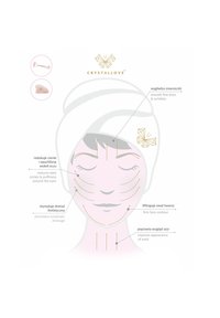 Illustrazione di un rullo facciale in quarzo rosa con accenti dorati che mostra linee marcate che indicano i benefici per levigare la pelle, sollevare e drenare.