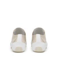 Beige texturerad överdel med slät vit hälsa; elastisk baksida för enkel påtagning; vit gummisula med texturerat greppmönster.