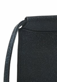 Zwarte handtas met textuur en glanzende afwerking, met een bovenhandvat en gladde randen. Compact ontwerp, geschikt voor casual of formeel gebruik.