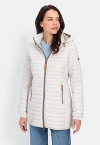 Lichtgewicht, gewatteerde, off-white pufferjack met een capuchon, voorzien van rits- en drukknoopsluitingen, en bruine leren accenten op de zakken.