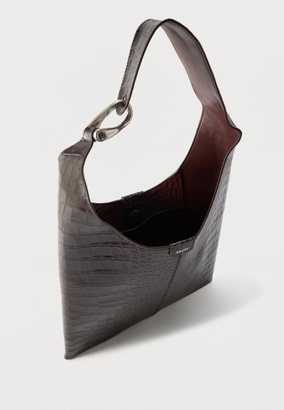 Σκούρο καφέ τσάντα ώμου από συνθετικό δέρμα κροκό με φαρδιά λουριά, ασημί μεταλλικό κούμπωμα και ανοιχτό πάνω μέρος που δείχνει το λείο εσωτερικό επένδυμα.