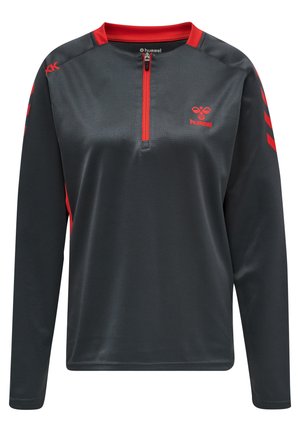 Pull-over à manches longues gris foncé avec zip quart, accents rouges sur le col et les manches, et logo sur la poitrine. Matériau lisse et léger.