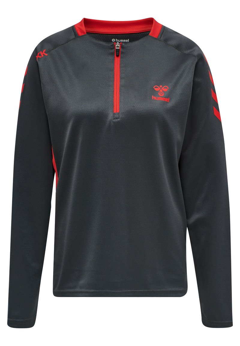 Mörkgrå långärmad tröja med kvartdragkedja, röda detaljer på kragen och ärmarna, samt en logotyp på bröstet. Slätt, lätt material.