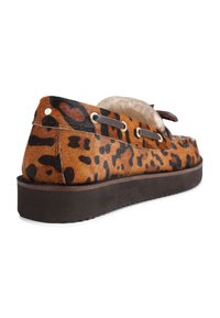 Sko med leopardmønster og brunt kunstpelsfôr, flat såle og grå snøre detaljer. Har metallhull og en teksturert stoffoverflate.
