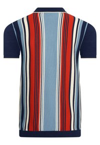 Randig polo t-shirt med vertikala ränder i röd, marinblå, blå och krämf ärgad. Kort ärm och klassisk krage. Stickad textur.