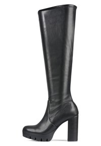 Bota de cuero negra hasta la rodilla con una textura suave, punta cuadrada, tacón alto tipo bloque y suela resistente, con un zipper en el lado para el cierre.