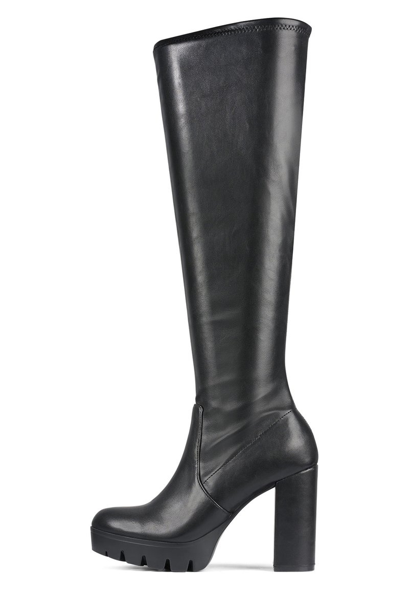 Bota de cuero negra hasta la rodilla con una textura suave, punta cuadrada, tacón alto tipo bloque y suela resistente, con un zipper en el lado para el cierre.