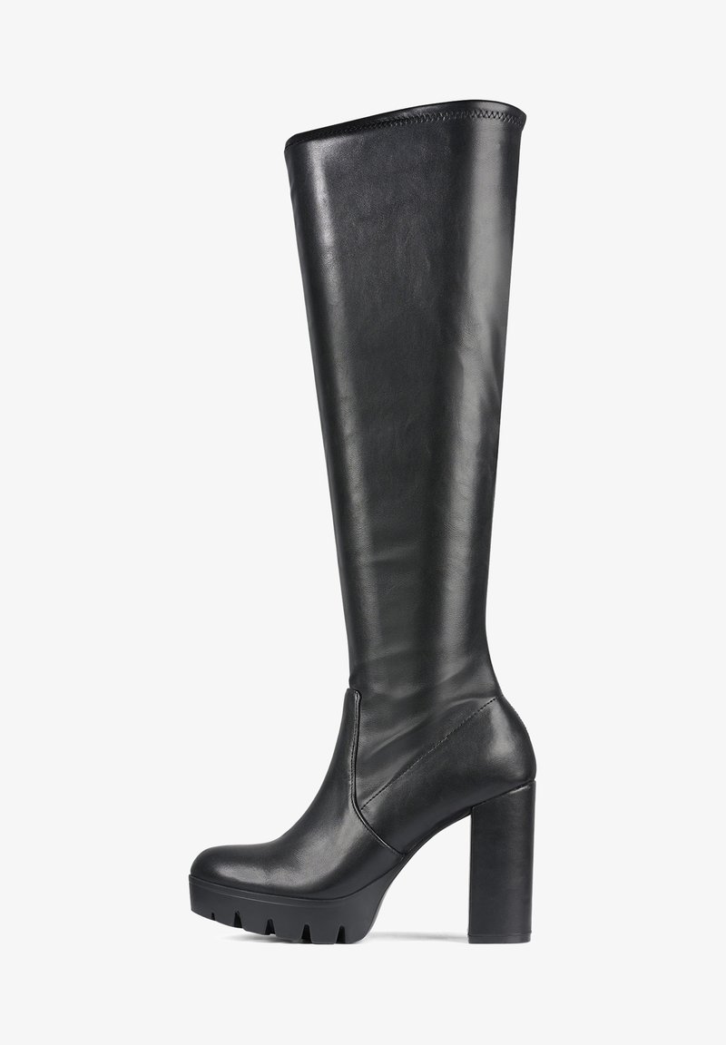 Bota de cuero negra hasta la rodilla con una textura suave, punta cuadrada, tacón alto tipo bloque y suela resistente, con un zipper en el lado para el cierre.