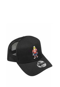 Schwarze Mesh-Trucker-Cap mit gebogenem Schild, auf der Vorderseite mit einem gestickten Cartoon-Charakter in Sportbekleidung versehen. Verstellbarer Riemen auf der Rückseite.