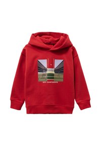Sudadera roja con un gráfico frontal que presenta un campo de rugby. El material es suave; el diseño incluye una capucha amplia y puños de canalé.