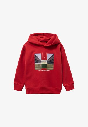 Rode hoodie met een vooraanstaande afbeelding van een rugbyveld. Het materiaal is zacht; het ontwerp heeft een ruime capuchon en ribgebreide manchetten.