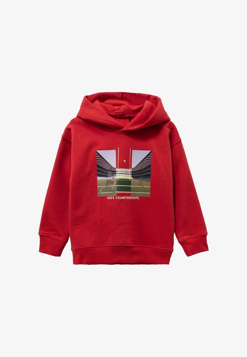 Sudadera roja con un gráfico frontal que presenta un campo de rugby. El material es suave; el diseño incluye una capucha amplia y puños de canalé.