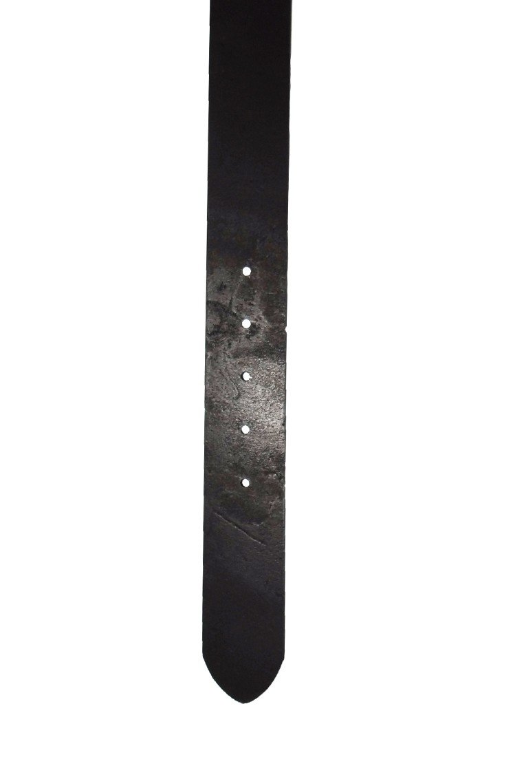 Cinturón de piel negra con una textura suave, extremo afilado y cinco agujeros espaciados uniformemente para el ajuste. Diseño minimalista sin adornos.