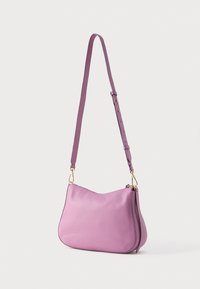 Liten lavendelfarget skulderveske i strukturert skinn med justerbar rem og låser i gulltone mot hvit bakgrunn.