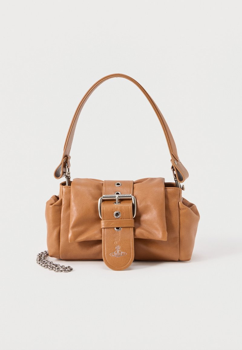 Bolso de cuero color tan con asa superior, gran solapa frontal con hebilla, bolsillos laterales y una pequeña cadena plateada sobre fondo blanco.