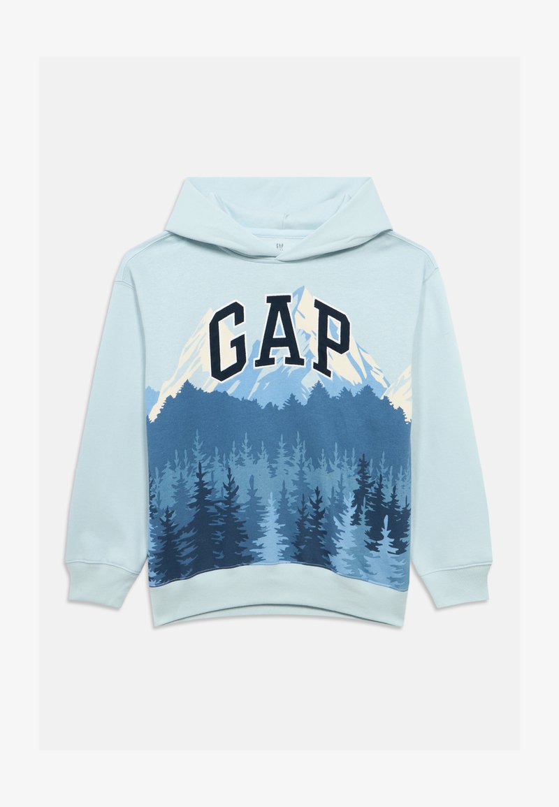 Jasnoniebieska bluza z kapturem z graficznym wzorem gór i drzew. Na środku klatki piersiowej znajduje się napis "GAP" w pogrubionych czarnych literach.