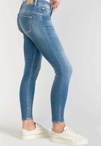 Le Temps Des Cerises Slim fit jeans - bleu