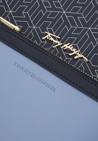 Tommy Hilfiger ICONIC TOTE MONOGRAM - Shopping Bag - desert sky monogram