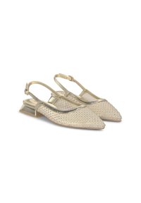 Slingback schoenen met spitse neuzen, metalen gouden gaas bovenwerk, versierd met strass steentjes en lage vierkante hakken.