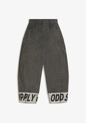 Sötétszürke bőszárú nadrágok hajtott szegéllyel, világos anyagon fekete felirattal, elöl zsebekkel és gombos derékzárral.