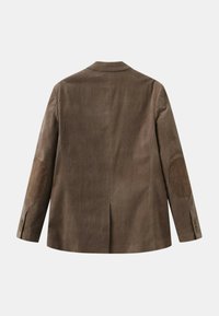 Blazer en velours côtelé marron avec une coupe droite, featuring des coudières et une fente unique à l'arrière. Couture détaillée sur les manches.