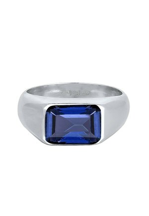 Silberner Ring mit einem rechteckigen, tiefblauen Edelstein in der Mitte, innen am Band mit "925 Ag" punziert.