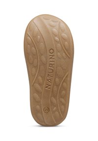 Suola di scarpa in gomma marrone con motivo testurizzato, caratterizzata da forme arrotondate e il marchio impresso "NATURINO" e la taglia "20."